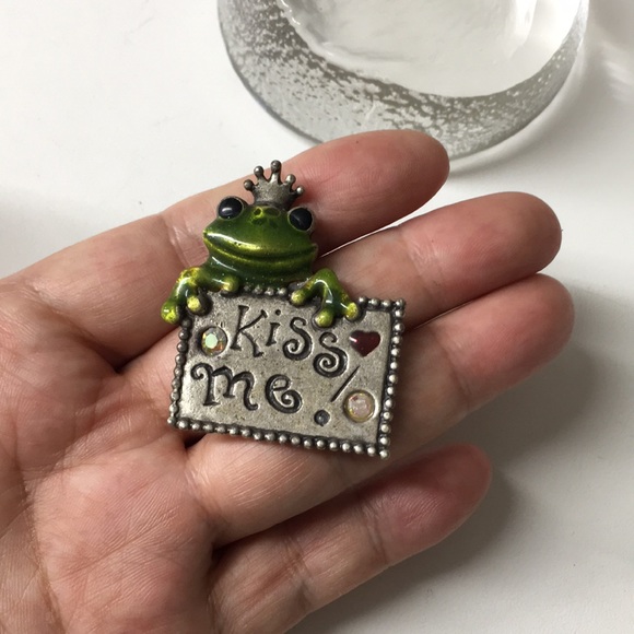 🖤Vtg Frog Prince pewter brooch - Picture 9 of 13